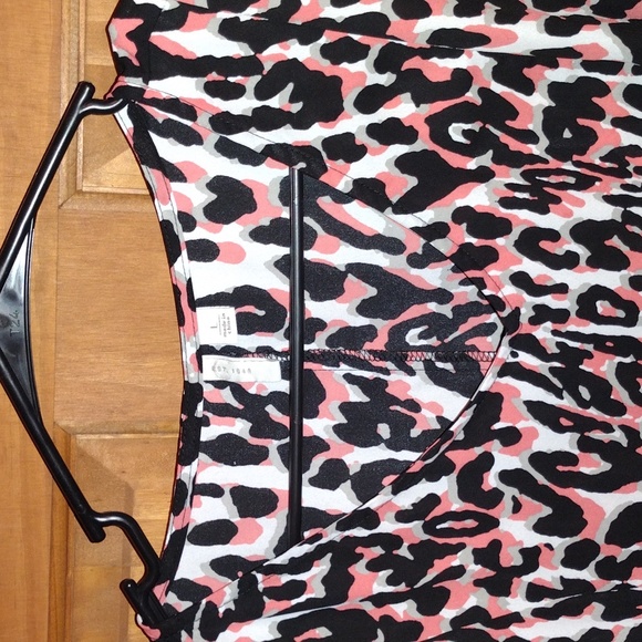 V neck peach,gray, black and white design top size Large - Picture 3 of 10